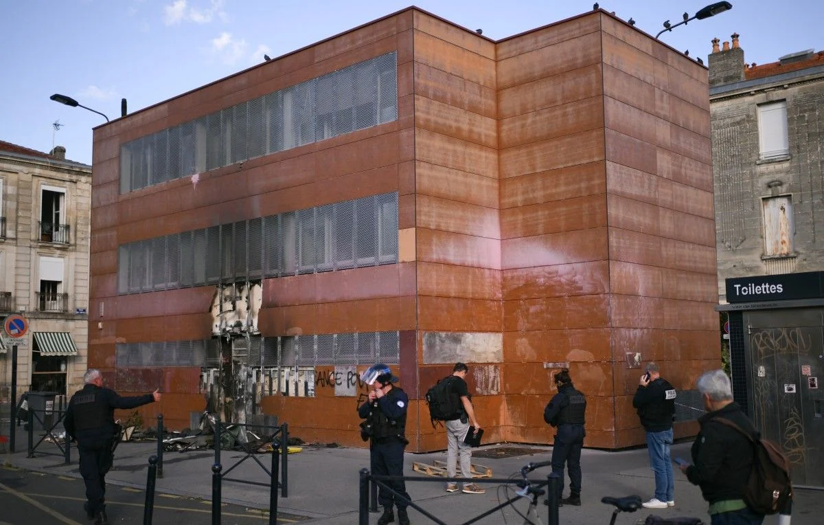 À Bordeaux, des individus cagoulés incendient le poste de police des Capucins
