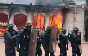 À Lyon, une antenne de l’office de tourisme saccagée et incendiée près de Bellecour