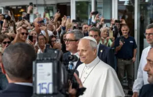 Léon XIV regagne le Vatican après l’opération d’un nodule cancéreux au poumon