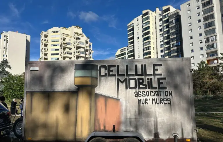 À Villeurbanne, une cellule de prison mobile sensibilise les jeunes aux risques du trafic de drogue