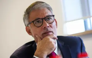 Olivier Faure promet de mobiliser le PS derrière Glucksmann pour la présidentielle 2027