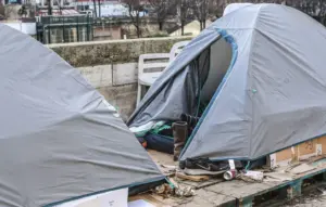 Lille : Parents d&rsquo;élèves s&rsquo;unissent pour aider huit enfants vivant sous des tentes dans un square