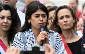 À Paris, Rima Hassan comparaît pour apologie du terrorisme et dénonce un procès politique