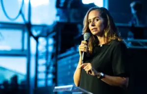 France Info dément s’être excusée et soutient ses journalistes après l’interview de Sarah Knafo