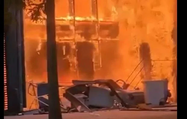À Nantes, l’entrée du lycée Mandela ravagée par un incendie, l’établissement reste fermé