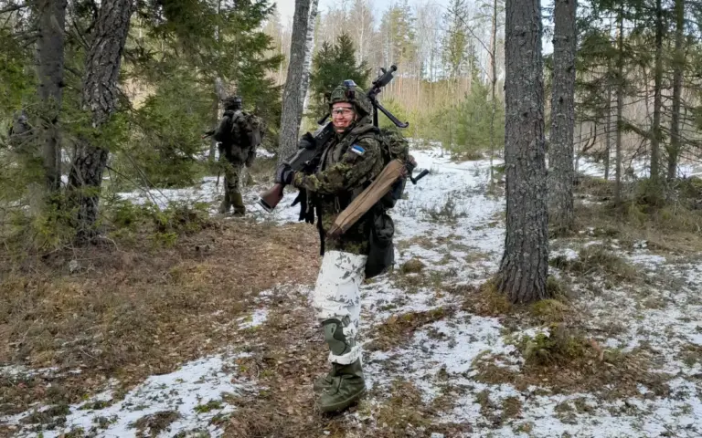 Face à la menace russe, les pays baltes et nordiques mobilisent toute la société pour leur défense