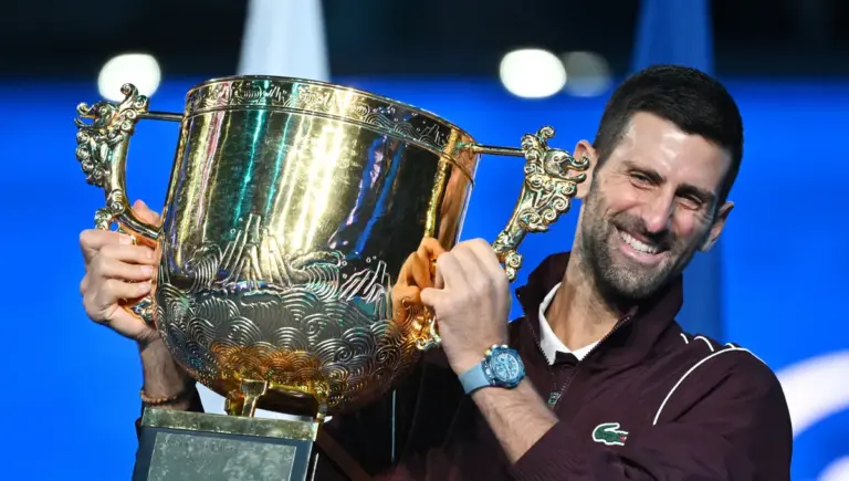 Tennis : Djokovic décroche un 102e titre à Pékin et vise les JO de Los Angeles 2028