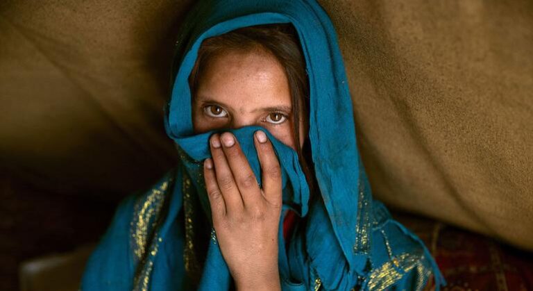 Afghanistan : au moins 52 femmes et une fille arrêtées ou détenues pour leur tenue entre juillet et septembre