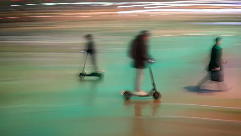 Forfait mobilités durables : quels droits pour les salariés qui viennent en trottinette électrique ?