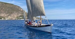 À Villefranche-sur-Mer, les bénévoles entretiennent et font naviguer la Yole de Bantry