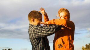 Apprendre à mieux gérer les disputes entre frères et sœurs : conseils pour les jeunes familles