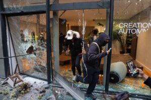 Pillages du 17 octobre : au moins 3 000 commerces touchés, une facture potentielle de centaines de millions d’euros