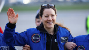 Sophie Adenot, de retour sur Terre après 235 jours dans l’espace, évoque son expérience émotionnelle et ses défis à venir.