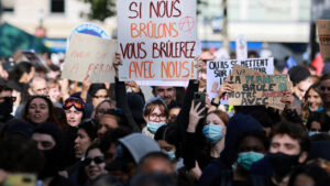 À six mois de la présidentielle, les violences en France interrogent son image à l’étranger