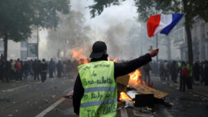 À Paris, le rassemblement du 17 octobre mêle revendications sociales et affrontements avec la police