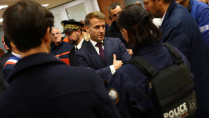 À Trappes, Macron qualifie la fusillade d’attentat raciste et appelle à l’unité