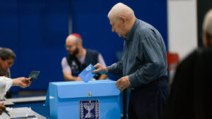 Israël : les électeurs votent dans un scrutin serré, sans majorité claire en perspective