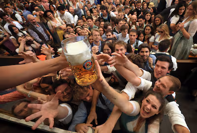 À l’Oktoberfest 2026, le prix moyen du litre de bière augmente de 2,38 % en un an