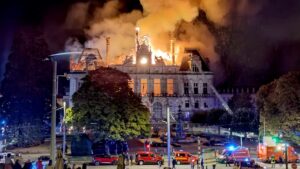 L’incendie de l’hôtel de ville de Limoges entraîne l’effondrement de son campanile