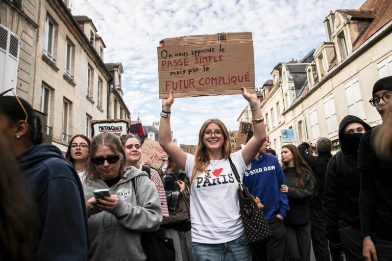 Au-delà des blocus, des lycéens veulent faire entendre leurs revendications dans un monde en crise
