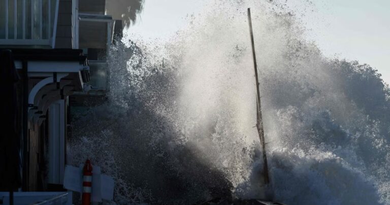 En Californie du Sud, les vagues inondent des maisons alors que la tempête Rachel approche