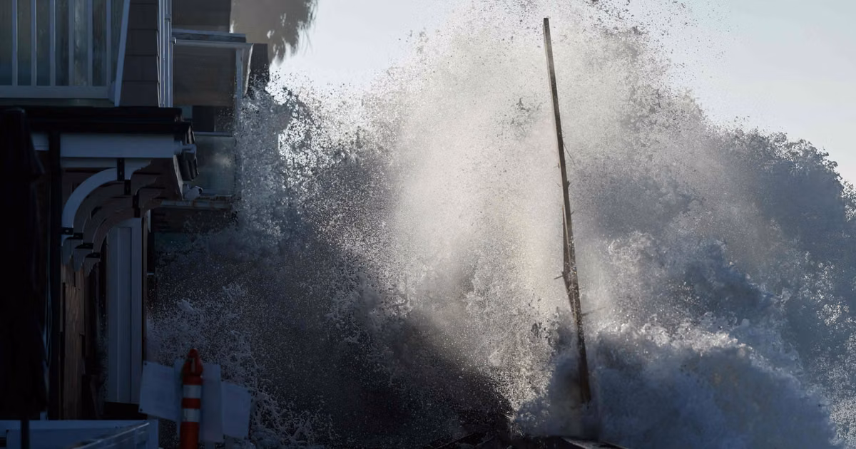 En Californie du Sud, les vagues inondent des maisons alors que la tempête Rachel approche