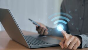 Pourquoi le Wi-Fi subit des pertes de vitesse à cause des murs et des matériaux de votre maison