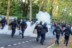 Gaz lacrymogène : les risques sanitaires d’une exposition prolongée restent mal documentés