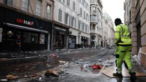 Après les violences du week-end, couvre-feux et interdictions de manifester décidés localement