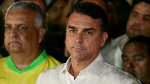 Flávio Bolsonaro conteste la victoire de Lula aux élections brésiliennes, soutenu par Donald Trump