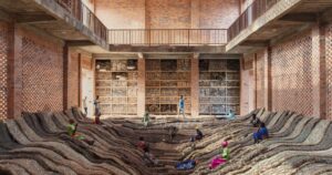 Ibrahim Mahama : l’art de transformer la mémoire du passé en témoignage visuel