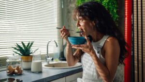 Praticité et confort sensoriel : pourquoi certains préfèrent manger à la cuillère