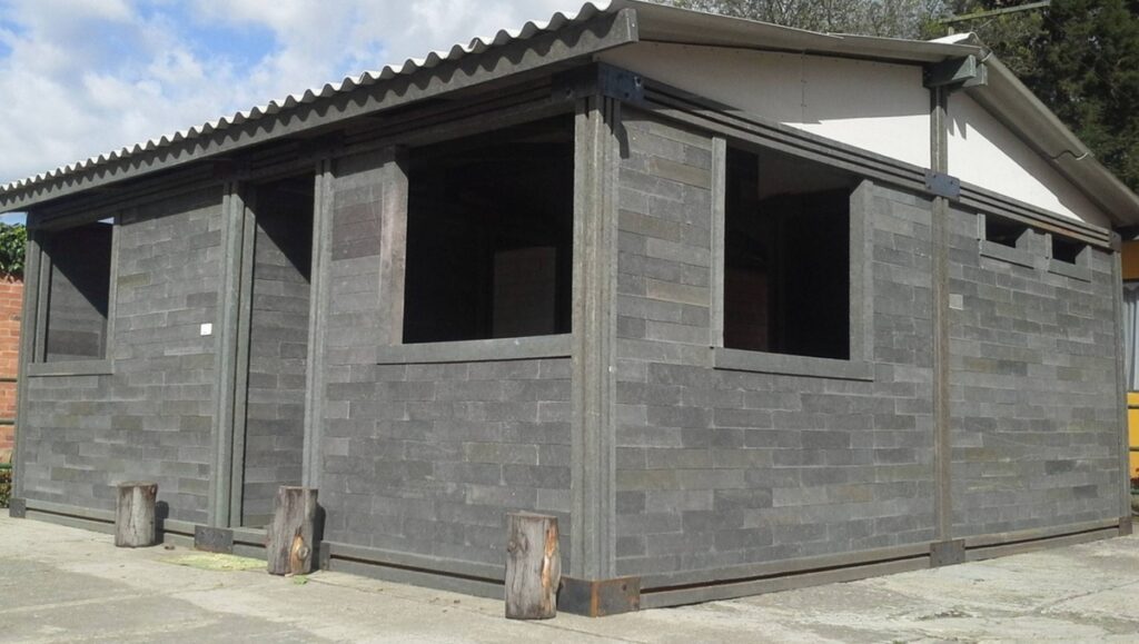 En Colombie, Fernando Llanos bâtit sa maison avec des blocs de plastique recyclé assemblables à sec