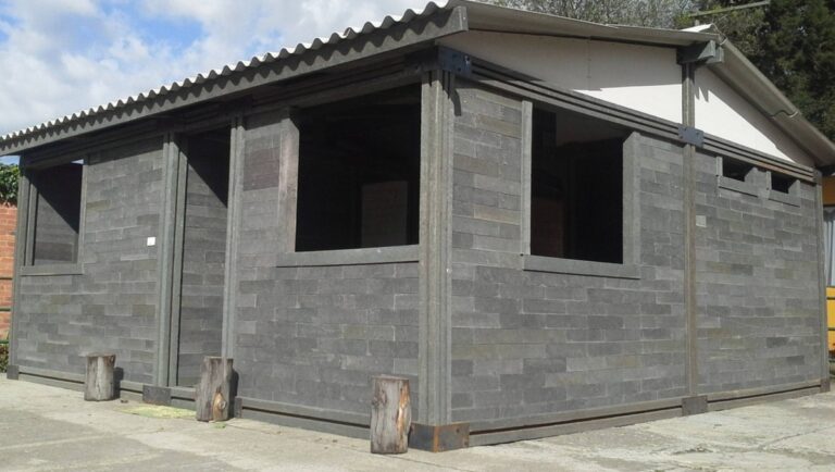 En Colombie, Fernando Llanos bâtit sa maison avec des blocs de plastique recyclé assemblables à sec
