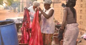 Au Mali, la teinture artisanale du bazin pollue les cours d’eau et menace les cultures