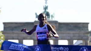 Marathon de Berlin : Tigst Assefa remporte la course mais échoue à battre le record du monde