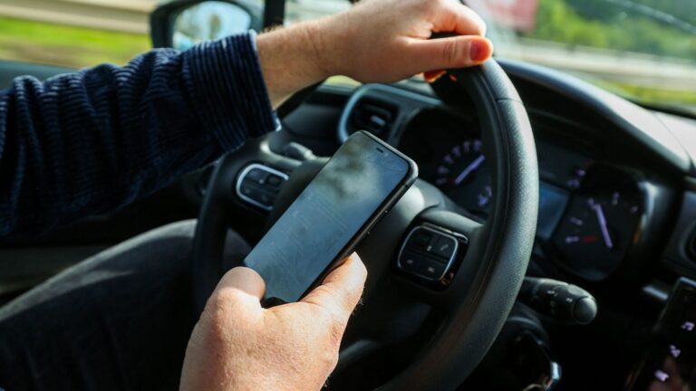 Téléphone au volant : dans l’Aisne, 305 permis suspendus en trois mois