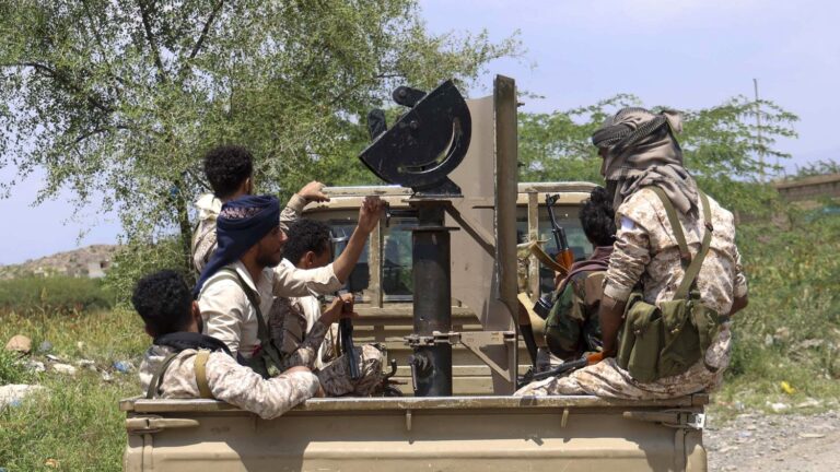Au Yémen, la coalition de Riyad annonce un appui aérien continu contre les houthis