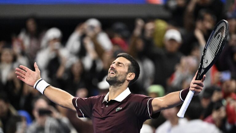 À Pékin, Djokovic atteint la finale après la disqualification de Medvedev