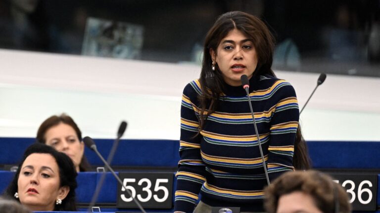 Rima Hassan assume le retrait d’un drapeau israélien, le Parlement européen examine l’incident