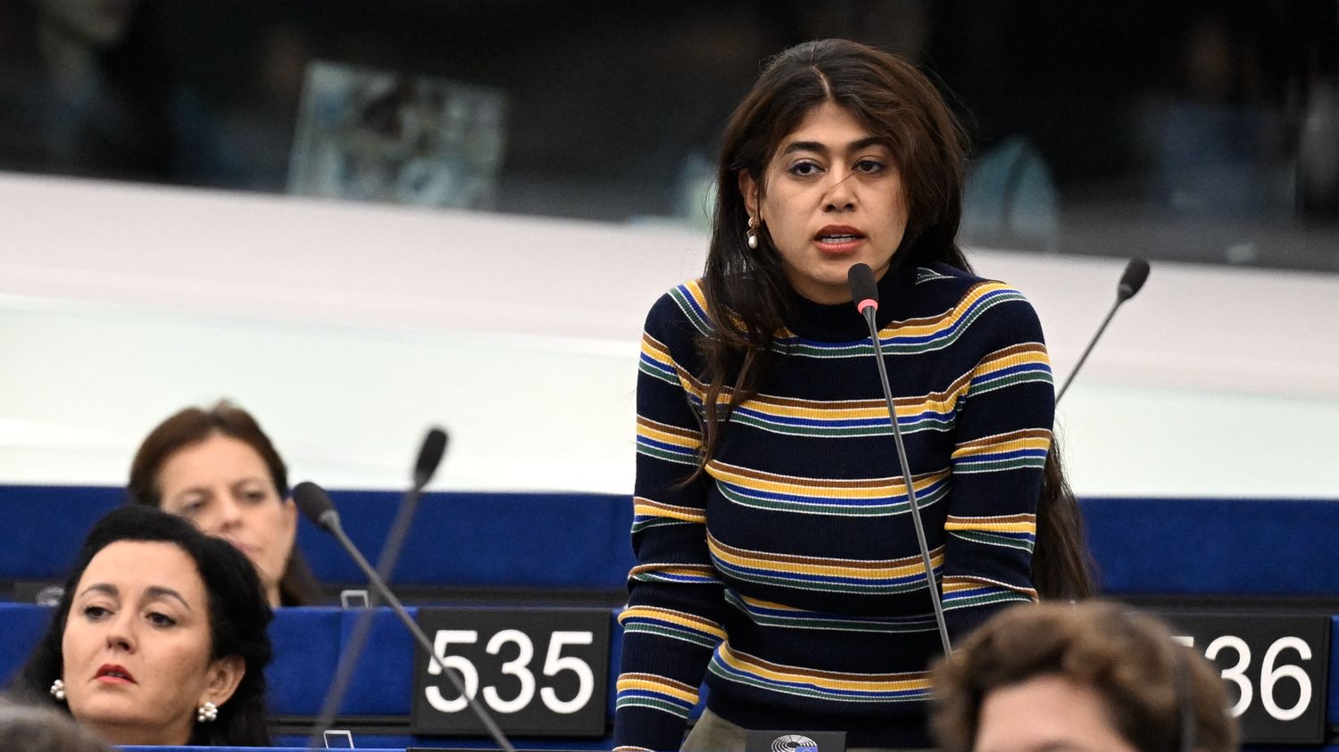 Rima Hassan assume le retrait d’un drapeau israélien, le Parlement européen examine l’incident
