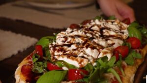 Pinsa romaine : la pâte à garnir qui gagne du terrain dans les cuisines françaises