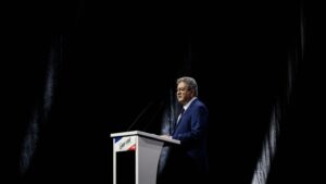 À Clermont-Ferrand, Mélenchon défend le vote à 16 ans en écho à la mobilisation lycéenne