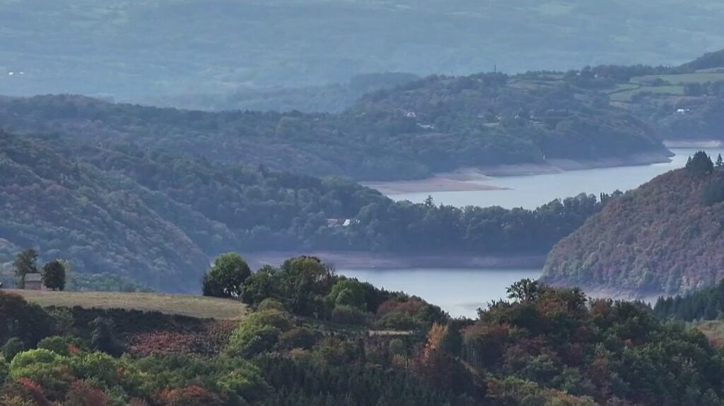 En Corrèze, bénévoles et département préservent tumulus, hameau médiéval et prieuré