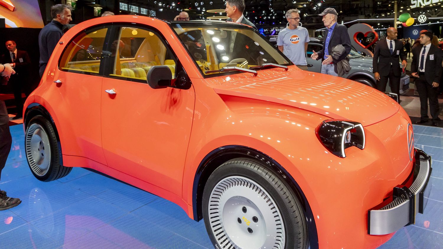 À Paris, le concept de 2CV électrique attire les visiteurs du Mondial de l’Auto