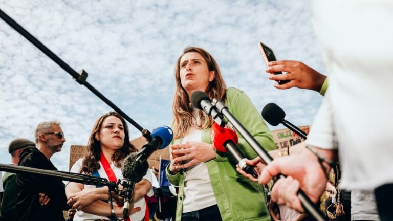 Présidentielle 2027 : Marine Tondelier reprend sa campagne et dénonce les injonctions faites aux mères