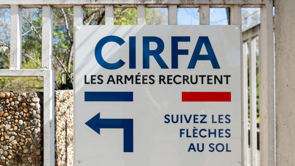 VIH : six associations saisissent le Conseil d’État sur l’accès à certains postes militaires et de secours