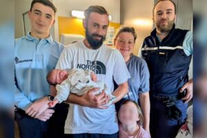 Dans la Vienne, deux gendarmes aident un nouveau-né à respirer après sa naissance en voiture