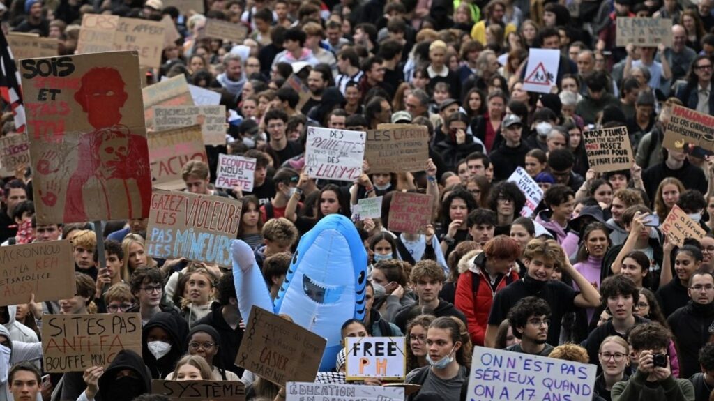 Mobilisation du 17 octobre : des groupes épars à Lyon, des barricades incendiées à Rennes