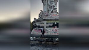 À Paris, des passants épaulent les agents de propreté sur la place de la République